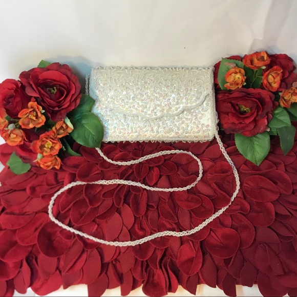 ✨☁️BRIGHT WHITE SEQUIN CLUTCH☁️✨ - Picture 2 of 3